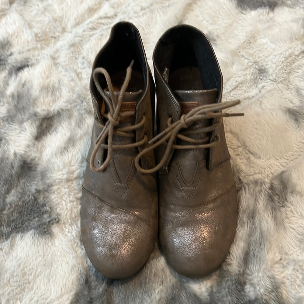 Toms Wedge Shoes size W8.5